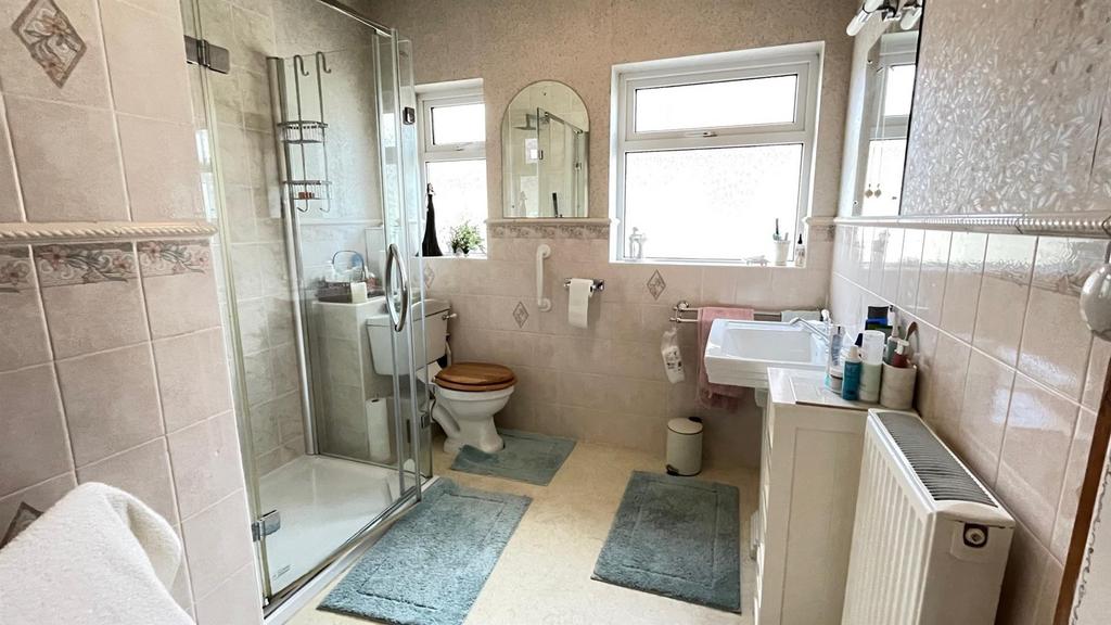 3 piece tiled shower room