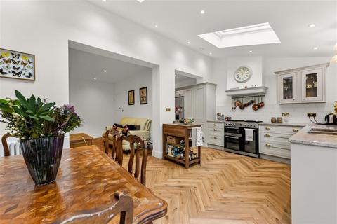 103 Chanctonbury Way, London, N12 7AA