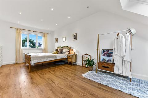 103 Chanctonbury Way, London, N12 7AA
