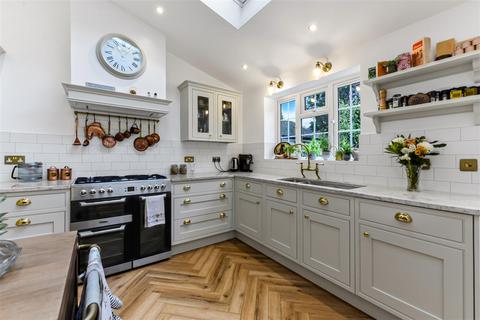 103 Chanctonbury Way, London, N12 7AA