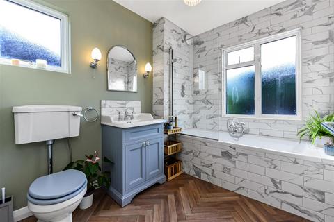 103 Chanctonbury Way, London, N12 7AA