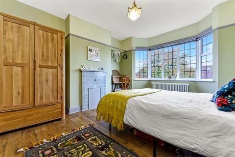 103 Chanctonbury Way, London, N12 7AA