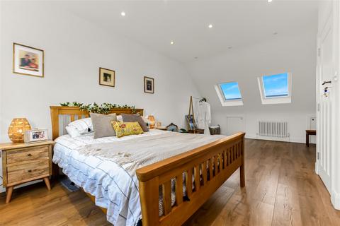 103 Chanctonbury Way, London, N12 7AA
