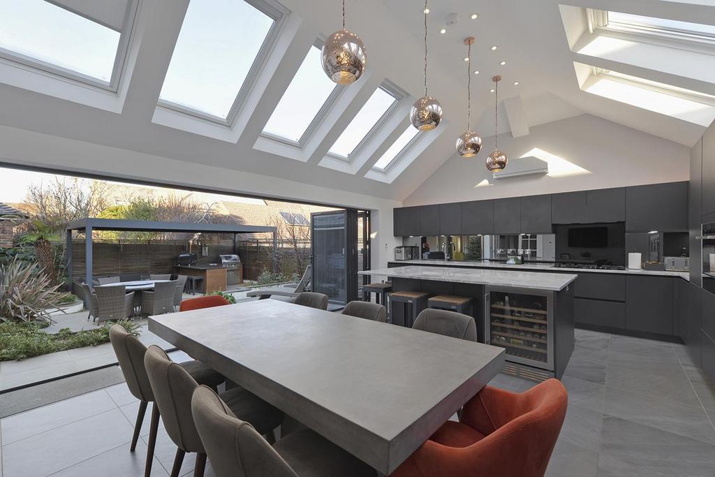 Kitchen/ breakfast bar