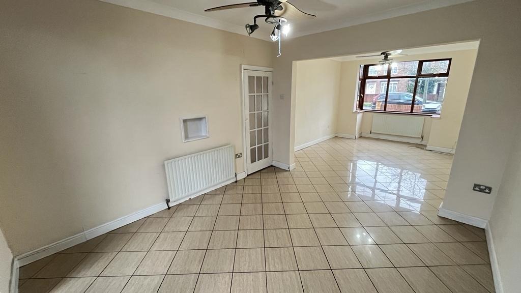 Vicarage Farm Road, Hounslow, TW5 3 bed semidetached house to rent £