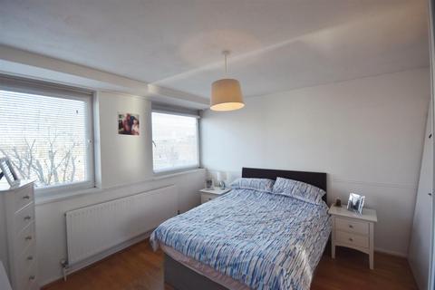 2 bedroom flat for sale, Justin Close, Brentford