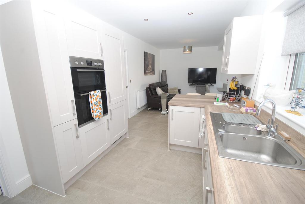 2blenheimdrivekitchen.JPG