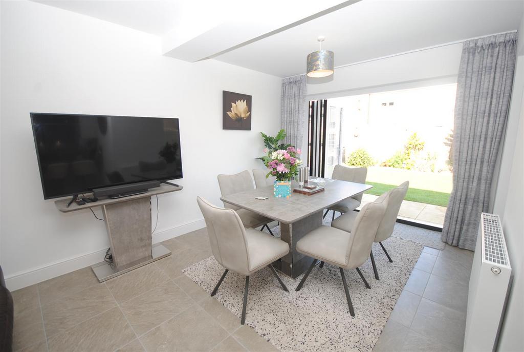 2blenheimdrivediningarea.JPG