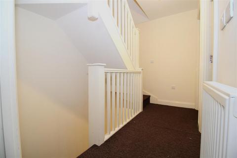 4 bedroom house to rent, Blue Fox Close, Leicester