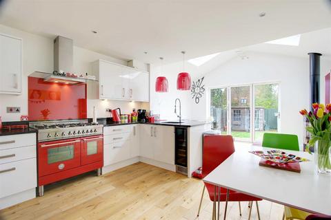 6 Bishops Field, Aston Clinton, Aylesbury, HP22 5BB
