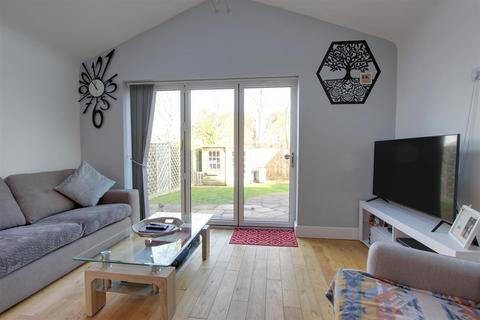 6 Bishops Field, Aston Clinton, Aylesbury, HP22 5BB