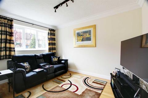 6 Bishops Field, Aston Clinton, Aylesbury, HP22 5BB