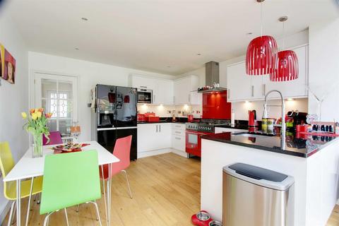 6 Bishops Field, Aston Clinton, Aylesbury, HP22 5BB