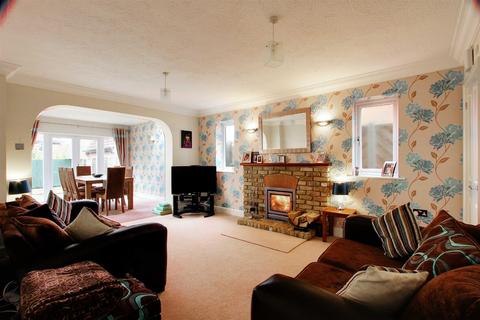 6 Bishops Field, Aston Clinton, Aylesbury, HP22 5BB