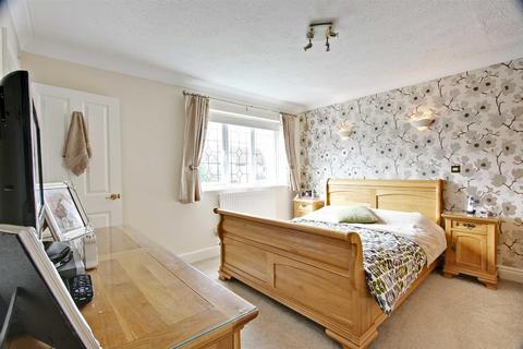 6 Bishops Field, Aston Clinton, Aylesbury, HP22 5BB