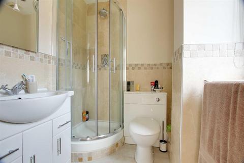 6 Bishops Field, Aston Clinton, Aylesbury, HP22 5BB