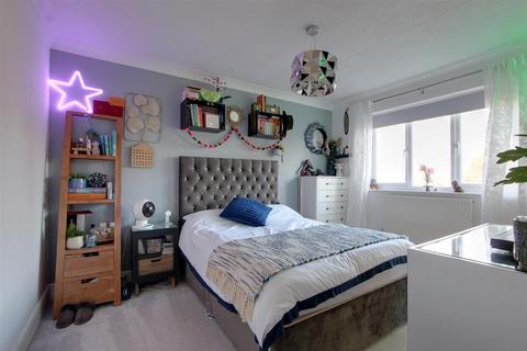 6 Bishops Field, Aston Clinton, Aylesbury, HP22 5BB