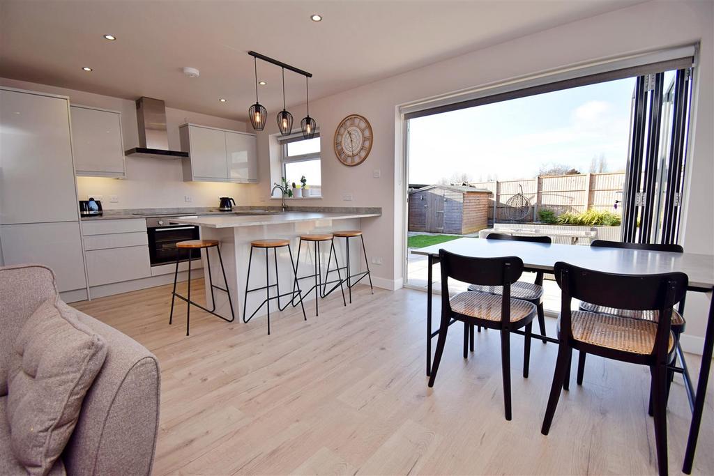 Firs Drive, Rugby CV22 2 bed semidetached house for sale £275,000
