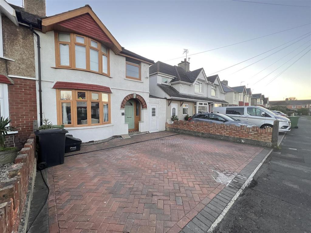Bampton Grove, Swindon SN3 3 bed semidetached house £1,350 pcm (£312 pw)