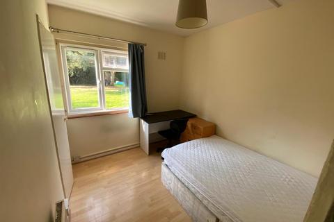 3 bedroom flat to rent, Roe Green Lane, Hatfield