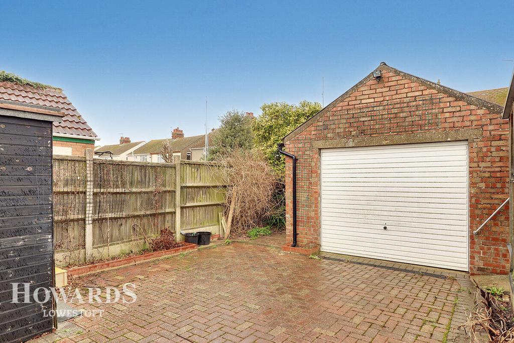 Oulton Road, Lowestoft 4 bed semidetached house for sale £225,000