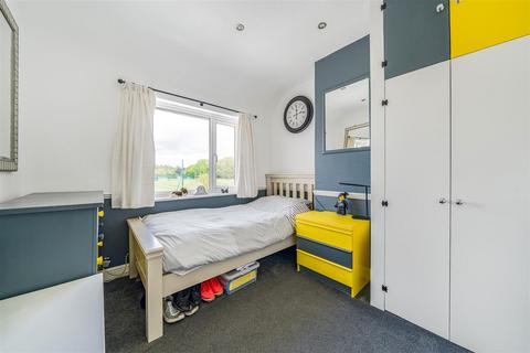38 Rydens Way, Woking, GU22 9DN