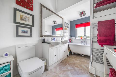 38 Rydens Way, Woking, GU22 9DN