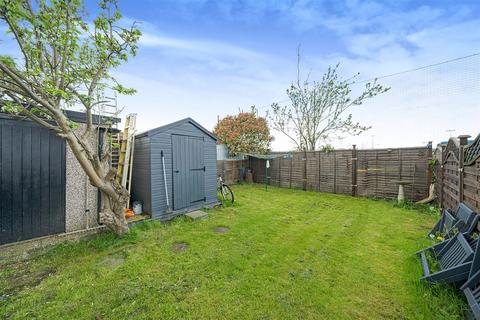 38 Rydens Way, Woking, GU22 9DN