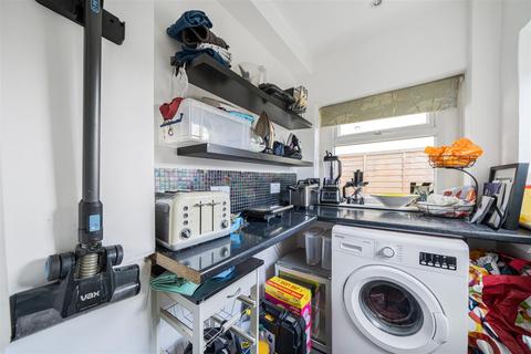 38 Rydens Way, Woking, GU22 9DN