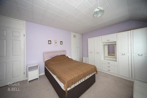 24 Holtsmere Close, Luton, LU2 9JW