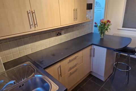 2 bedroom terraced house to rent, Lucas Gardens, Luton, Bedfordshire