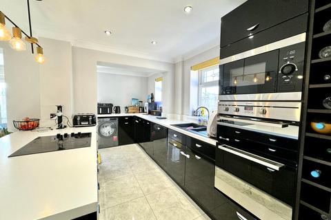 21 Cardigan Close, Tonteg, Pontypridd, CF38 1LB