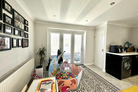 21 Cardigan Close, Tonteg, Pontypridd, CF38 1LB