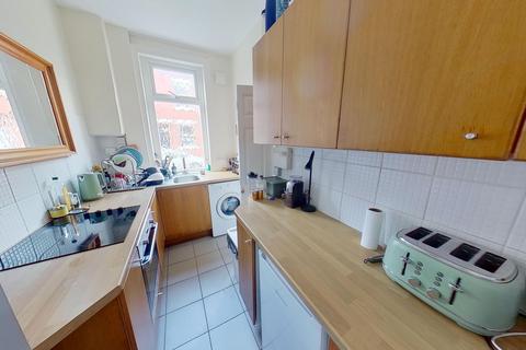 2 bedroom house to rent, Vicarage Avenue, Kirkstall, Leeds