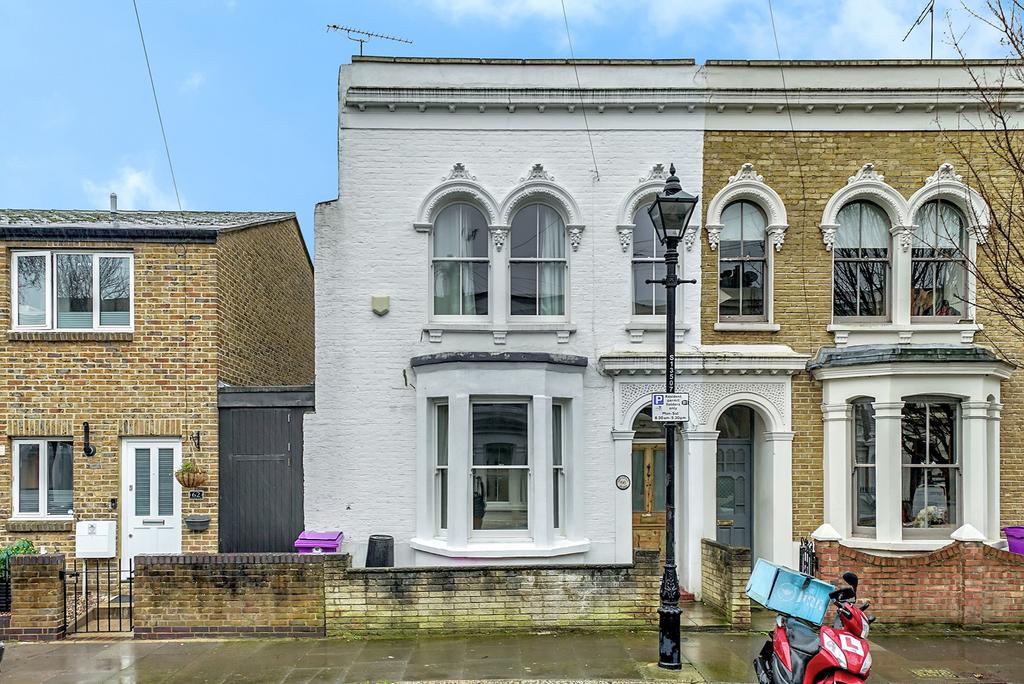 Strahan Road, Mile End, E3 3 bed end of terrace house to rent £3,000