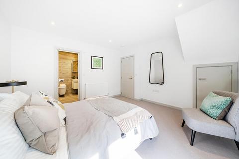 1 bedroom flat for sale, Roskell Road, Putney