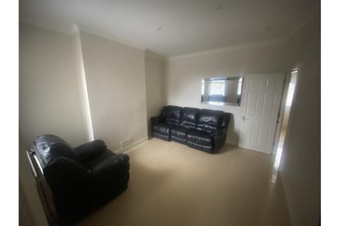 2 bedroom end of terrace house to rent, NUECHATEL ROAD, CATFORD, SE6