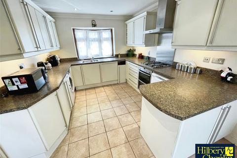 2 bedroom bungalow for sale, Kenilworth Gardens, Hornchurch, RM12