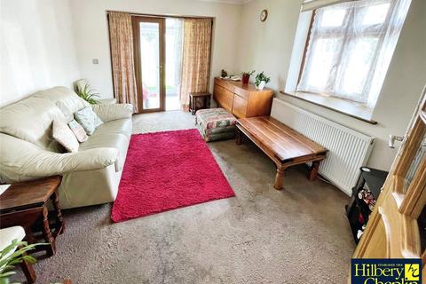 2 bedroom bungalow for sale, Kenilworth Gardens, Hornchurch, RM12