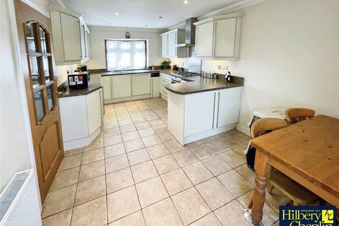 2 bedroom bungalow for sale, Kenilworth Gardens, Hornchurch, RM12