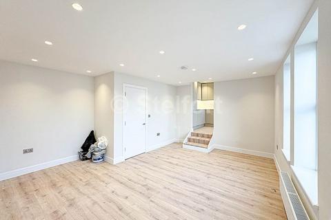3 bedroom flat to rent, Hornsey Road, London N7