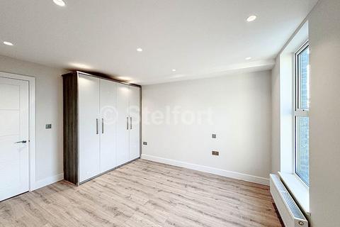 3 bedroom flat to rent, Hornsey Road, London N7