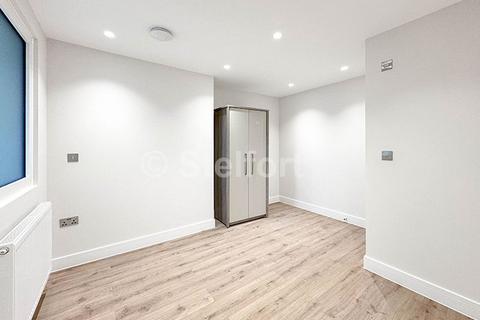 3 bedroom flat to rent, Hornsey Road, London N7