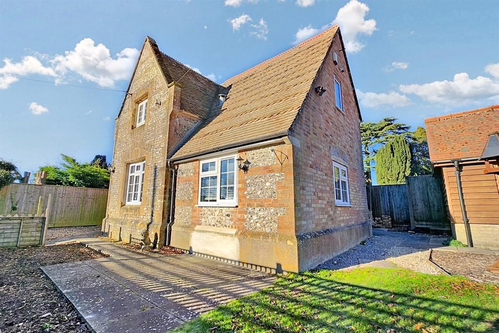 Blandford 3 bed detached house for sale £440,000