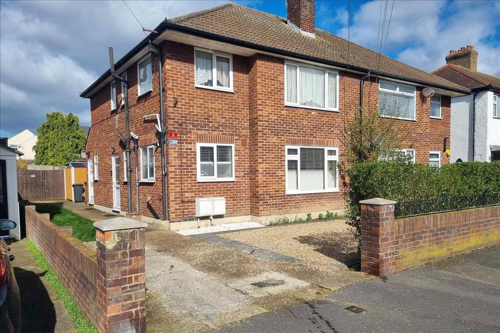 Fruen Road, Feltham, Middlesex, TW14 2 bed flat for sale £320,000