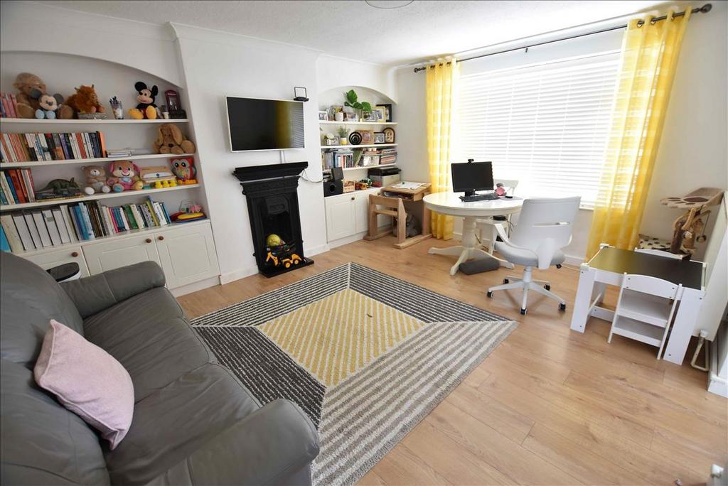 Fruen Road, Feltham, Middlesex, TW14 2 bed flat for sale £320,000