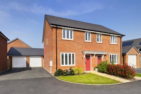 3 bedroom semi-detached house for sale - Lavinia Close, Worcester, Worcestershire, WR2