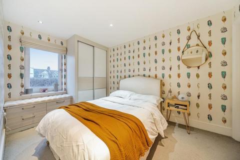2 bedroom flat for sale, Denning Mews, Balham