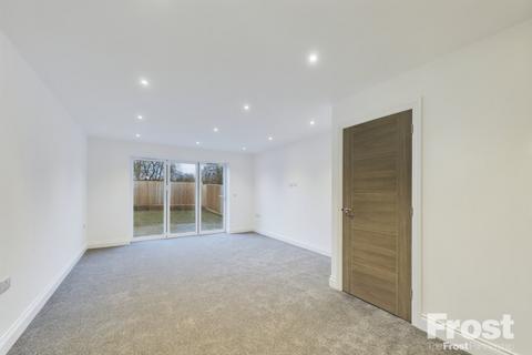 2 bedroom semi-detached house for sale - Newhaven Crescent, Ashford, Surrey, TW15