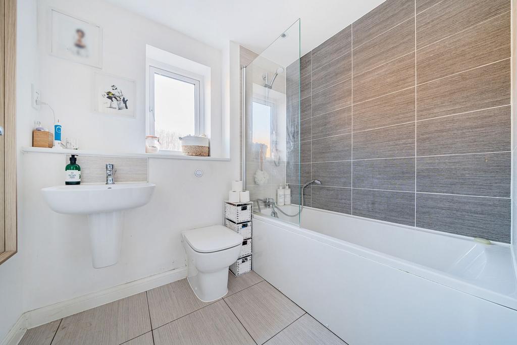 Family Bathroom (1)